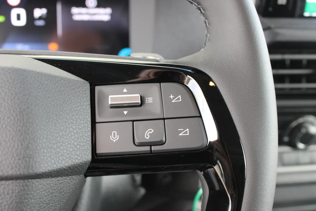 Standaard - Elektrisch | 16" stalen velgen | Elektrisch bedienbare en verwarmbare buitenspiegels | Elektrische parkeerrem