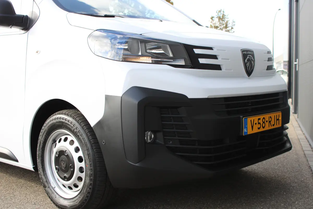 Standaard - Elektrisch | 16" stalen velgen | Elektrisch bedienbare en verwarmbare buitenspiegels | Elektrische parkeerrem