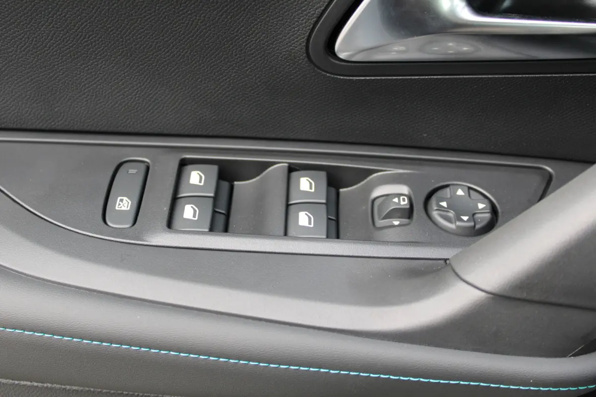 Envy | Active Safety Brake met camera en radar (automatisch noodremsysteem) met Distance Alert (waarschuwing dreigende aanrijding) | Advanced Active Safety Brake met camera en radar | Climat