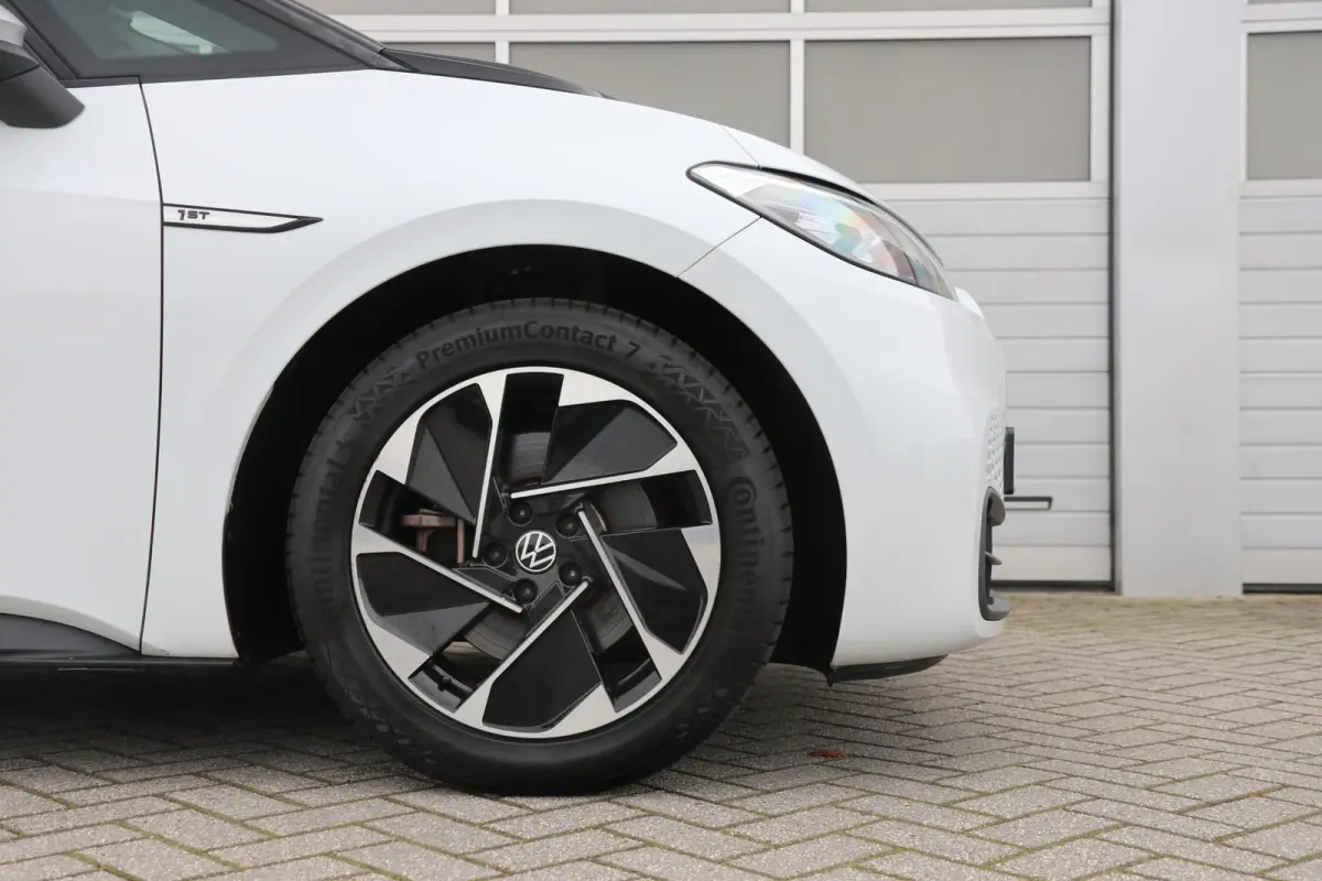204pk First 58 kWh | SoH 94% | Navigatie | Stoelverwarming | App Connect | Parkeersensoren |