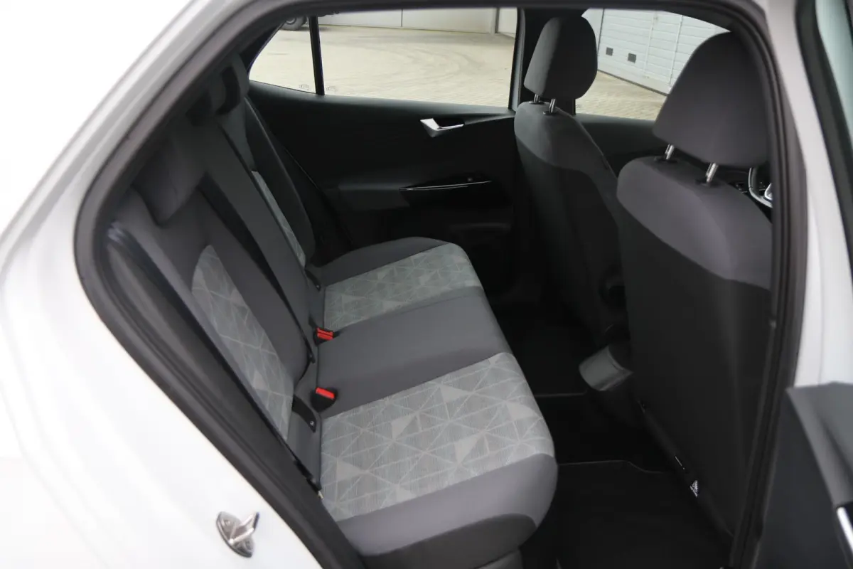 204pk First 58 kWh | SoH 94% | Navigatie | Stoelverwarming | App Connect | Parkeersensoren |