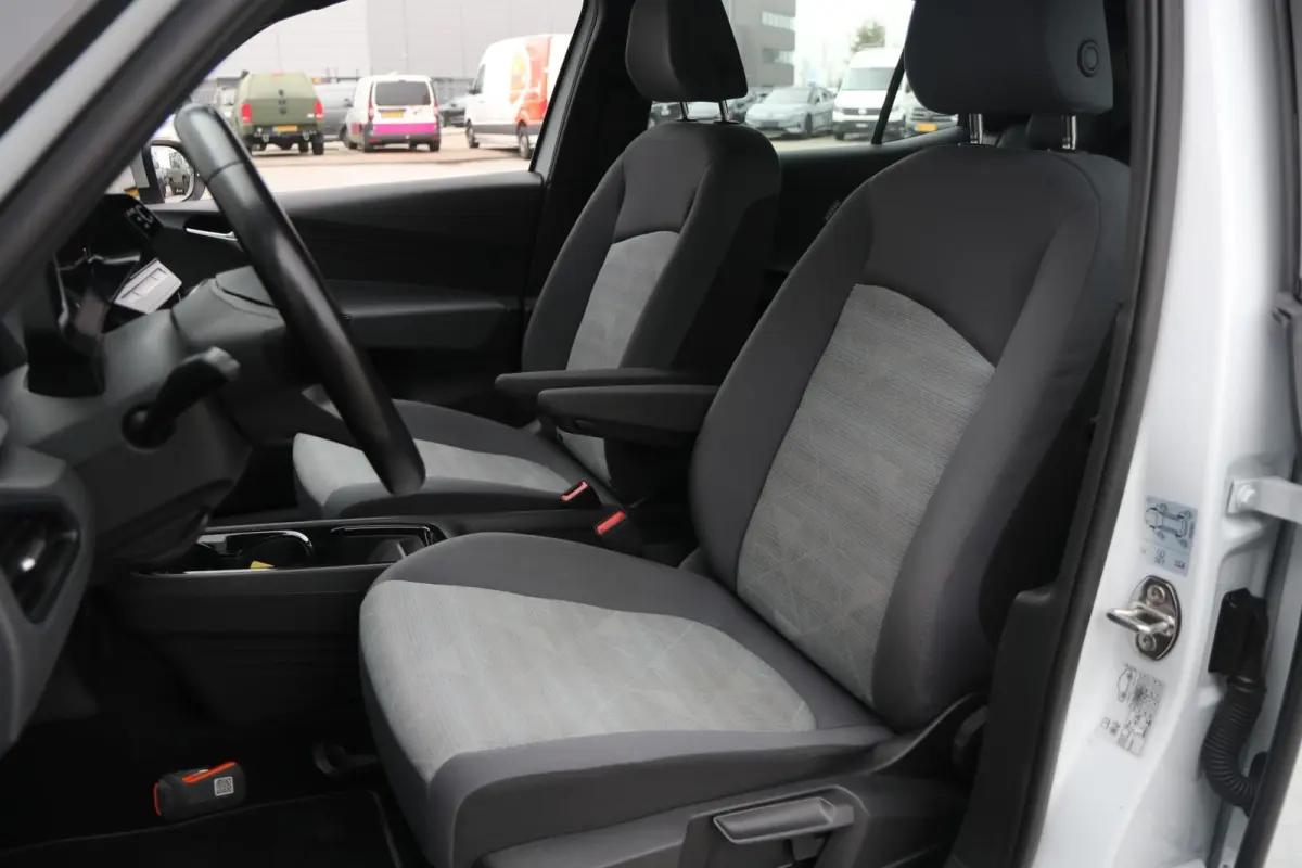 204pk First 58 kWh | SoH 94% | Navigatie | Stoelverwarming | App Connect | Parkeersensoren |