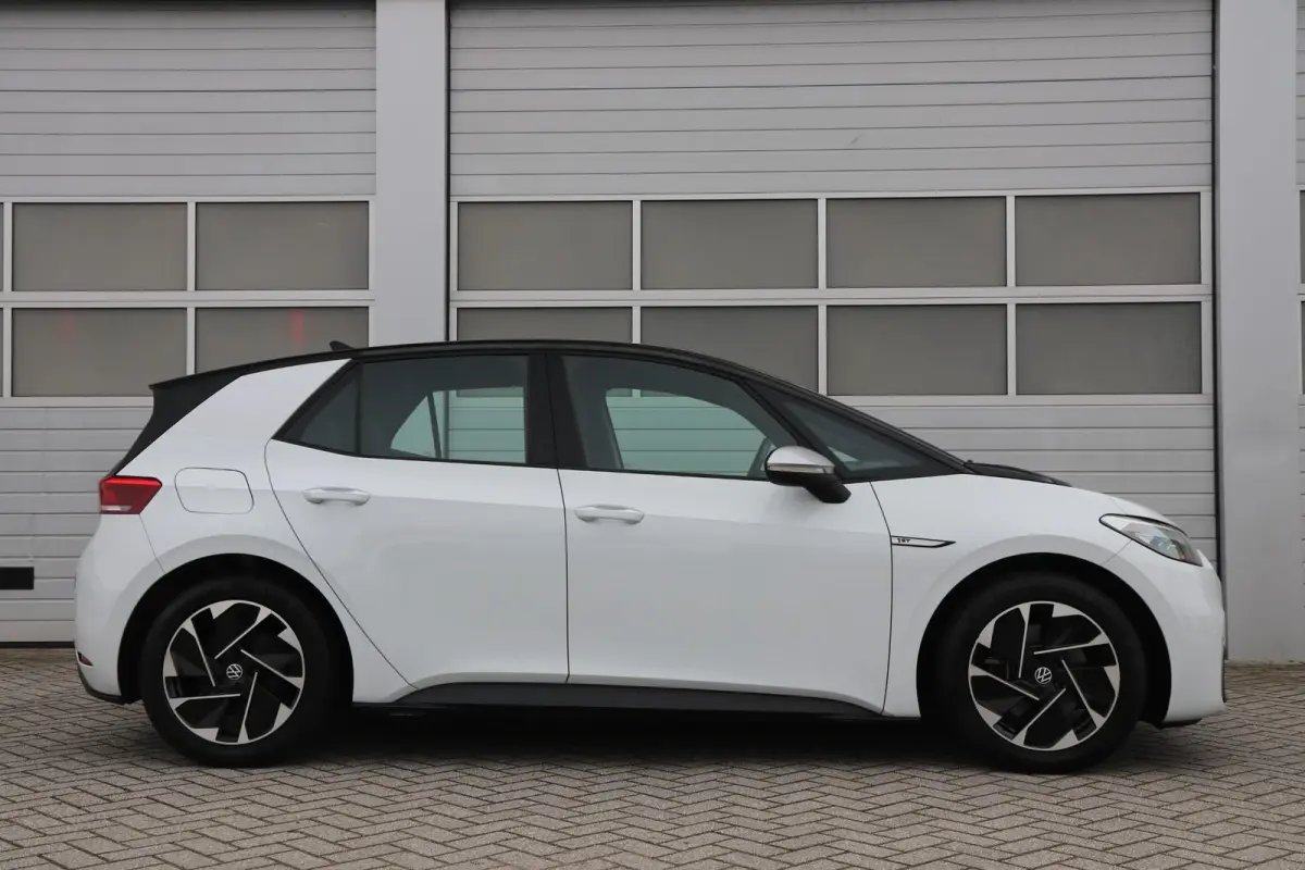 204pk First 58 kWh | SoH 94% | Navigatie | Stoelverwarming | App Connect | Parkeersensoren |