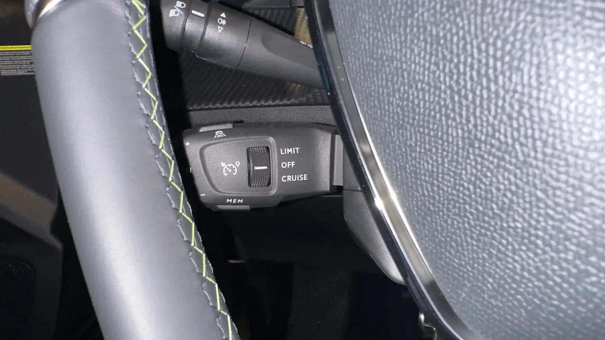 GT | Active Safety Brake met camera en radar (automatisch noodremsysteem) met Distance Alert (waarschuwing dreigende aanrijding) | Advanced Active Safety Brake met camera en radar | Climate 