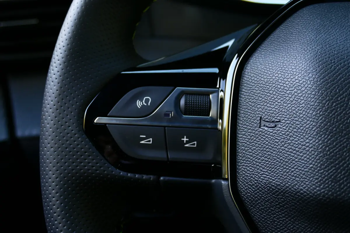 GT | Active Safety Brake met camera en radar (automatisch noodremsysteem) met Distance Alert (waarschuwing dreigende aanrijding) | Advanced Active Safety Brake met camera en radar | Climate 