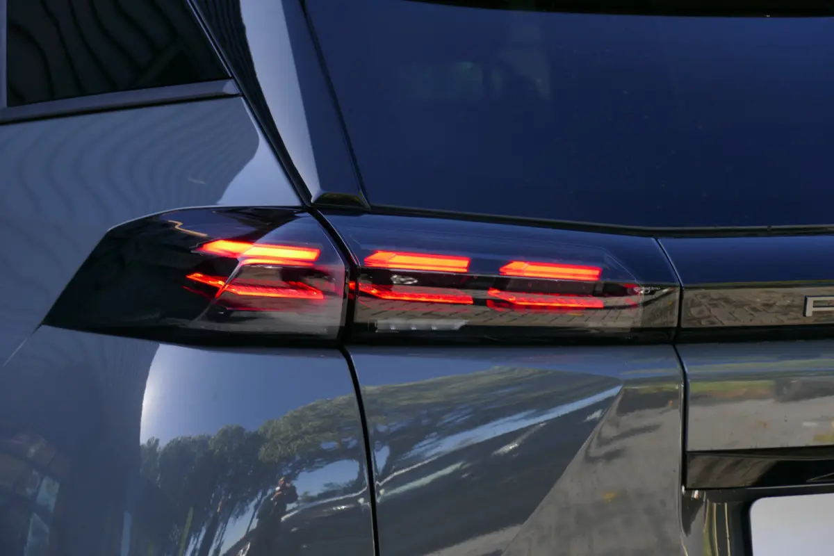 GT | Active Safety Brake met camera en radar (automatisch noodremsysteem) met Distance Alert (waarschuwing dreigende aanrijding) | Advanced Active Safety Brake met camera en radar | Climate 
