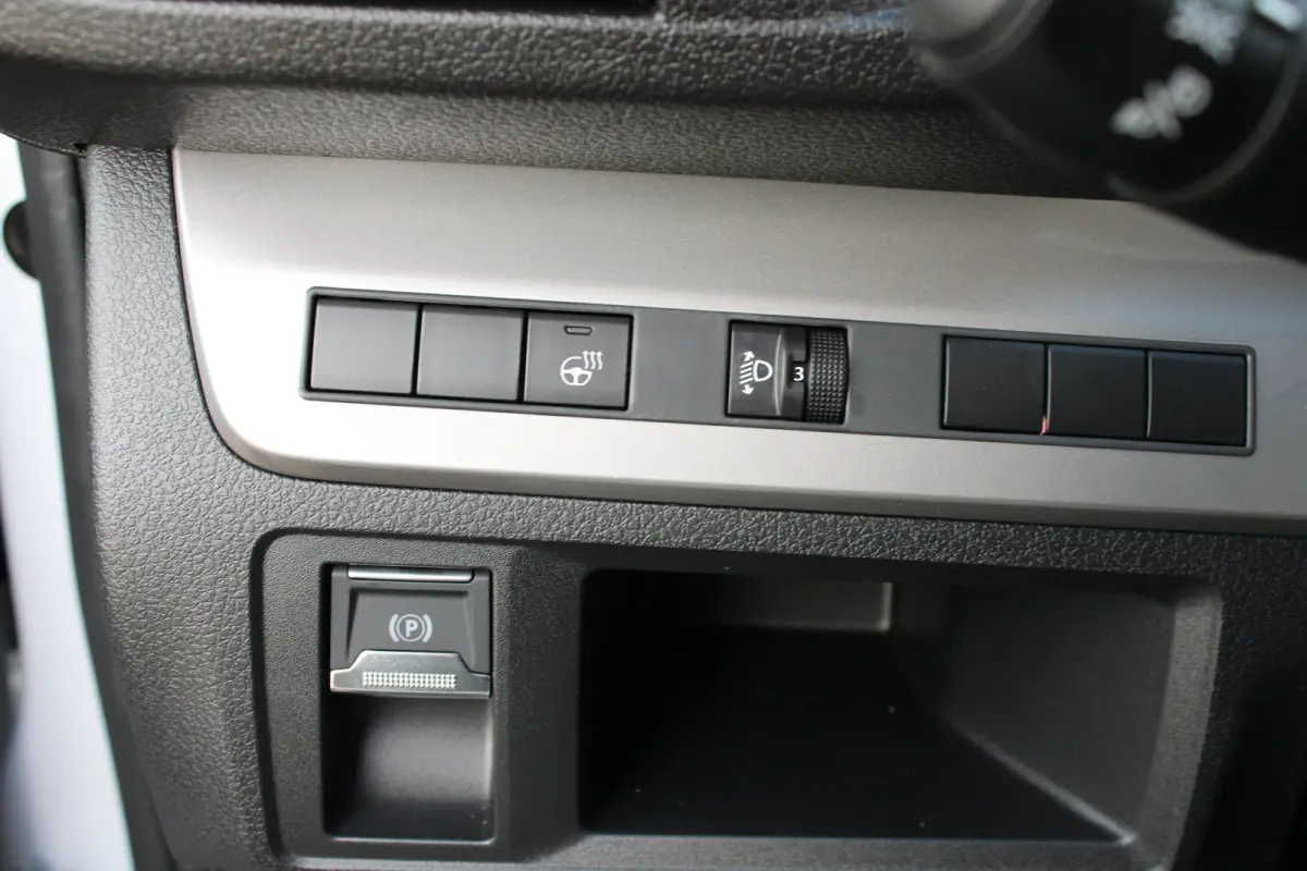 Standaard - Elektrisch | 16" stalen velgen | Elektrisch bedienbare en verwarmbare buitenspiegels | Elektrische parkeerrem