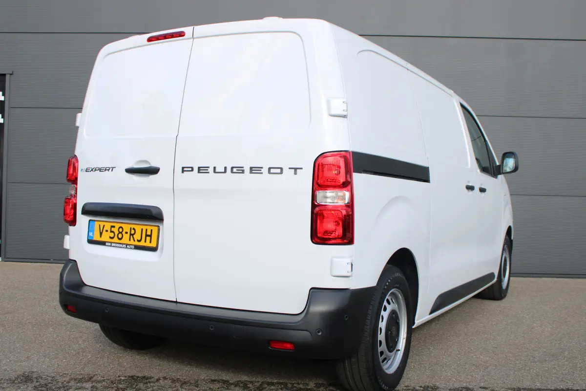 Standaard - Elektrisch | 16" stalen velgen | Elektrisch bedienbare en verwarmbare buitenspiegels | Elektrische parkeerrem