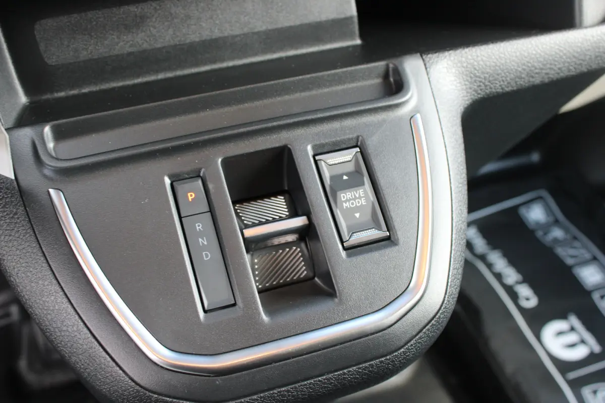 Standaard - Elektrisch | 16" stalen velgen | Elektrisch bedienbare en verwarmbare buitenspiegels | Elektrische parkeerrem