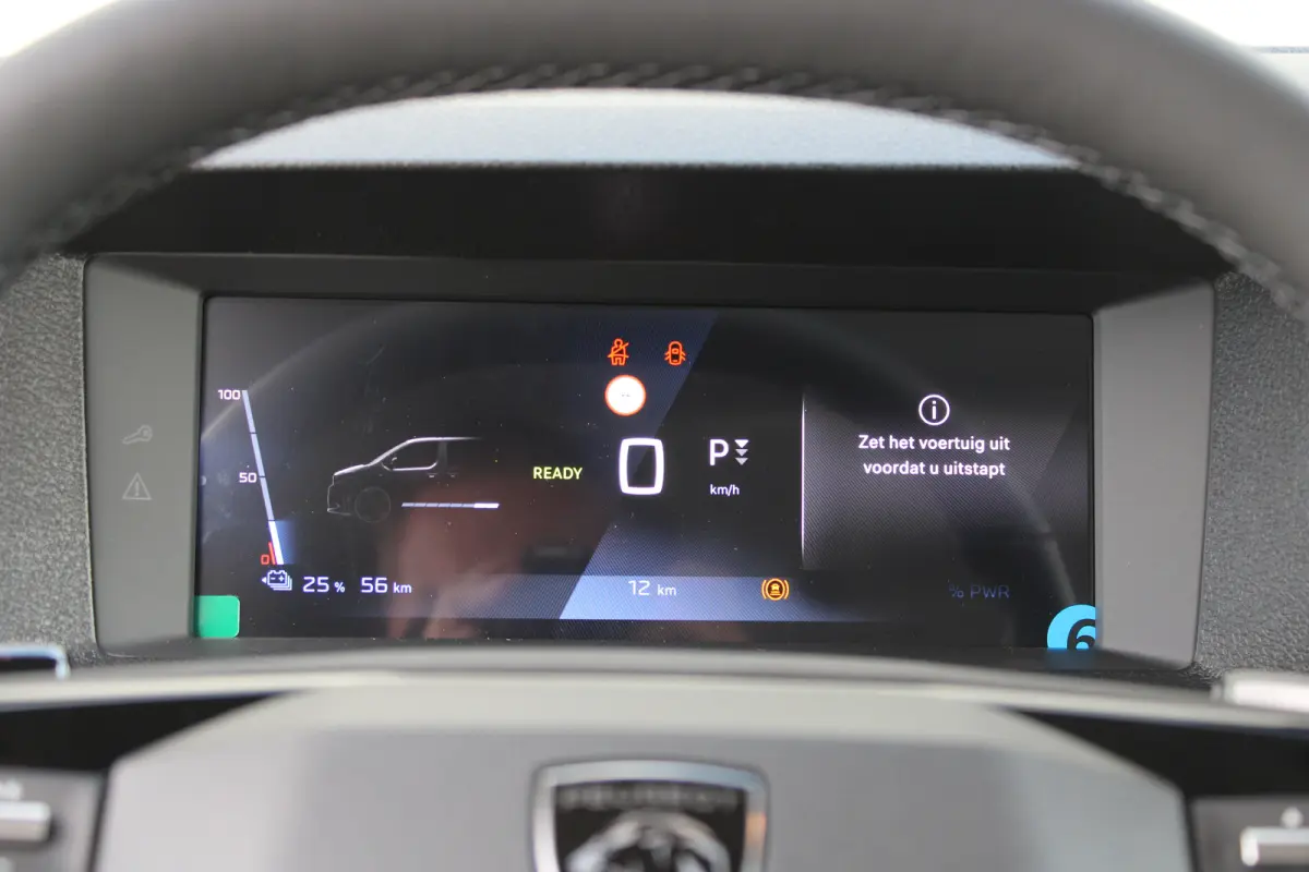 Standaard - Elektrisch | 16" stalen velgen | Elektrisch bedienbare en verwarmbare buitenspiegels | Elektrische parkeerrem
