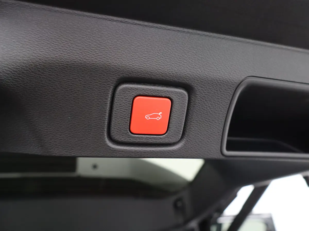 1.2 e-Hybrid First Edition 8 Jaar Garantie | Panoramadak | Elektrisch Verstelbare stoelen | Stoelverwarming en Verkoeling | Stuurwielverwarming | Adaptieve Cruise Control | Drive Assist | Pr