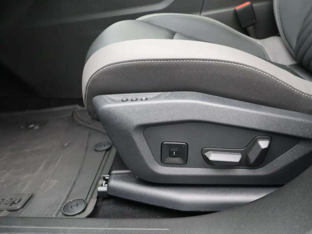 1.2 e-Hybrid First Edition 8 Jaar Garantie | Panoramadak | Elektrisch Verstelbare stoelen | Stoelverwarming en Verkoeling | Stuurwielverwarming | Adaptieve Cruise Control | Drive Assist | Pr