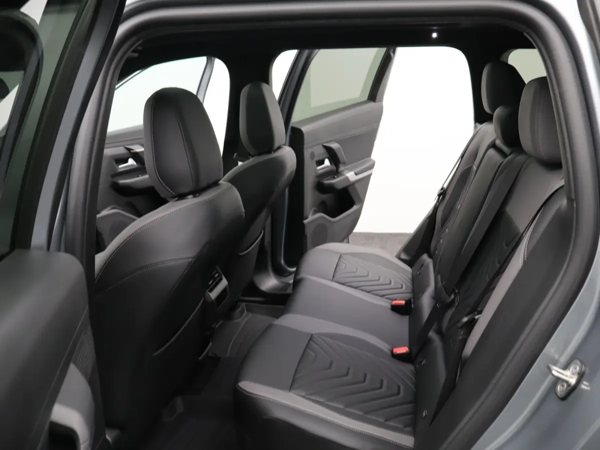 1.2 e-Hybrid First Edition 8 Jaar Garantie | Panoramadak | Elektrisch Verstelbare stoelen | Stoelverwarming en Verkoeling | Stuurwielverwarming | Adaptieve Cruise Control | Drive Assist | Pr
