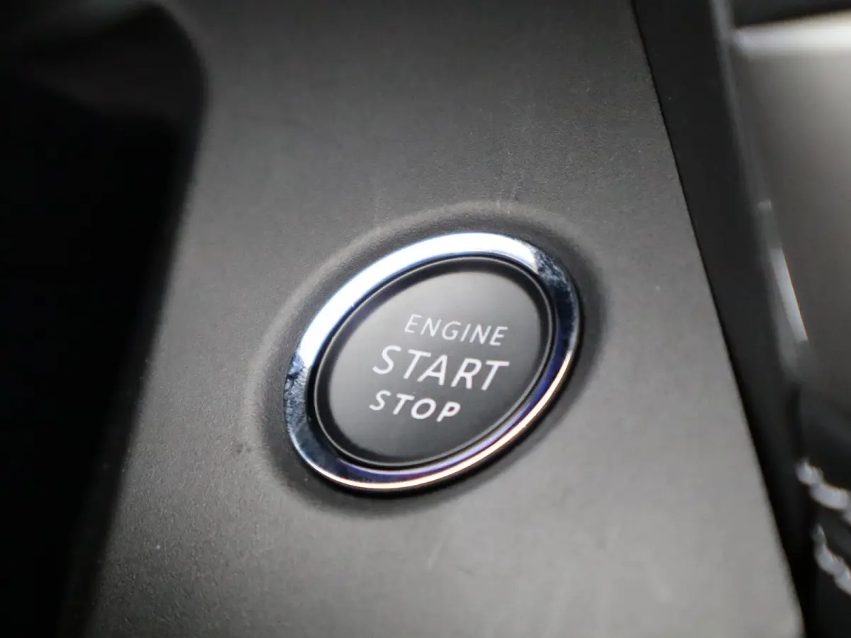 1.2 e-Hybrid First Edition 8 Jaar Garantie | Panoramadak | Elektrisch Verstelbare stoelen | Stoelverwarming en Verkoeling | Stuurwielverwarming | Adaptieve Cruise Control | Drive Assist | Pr
