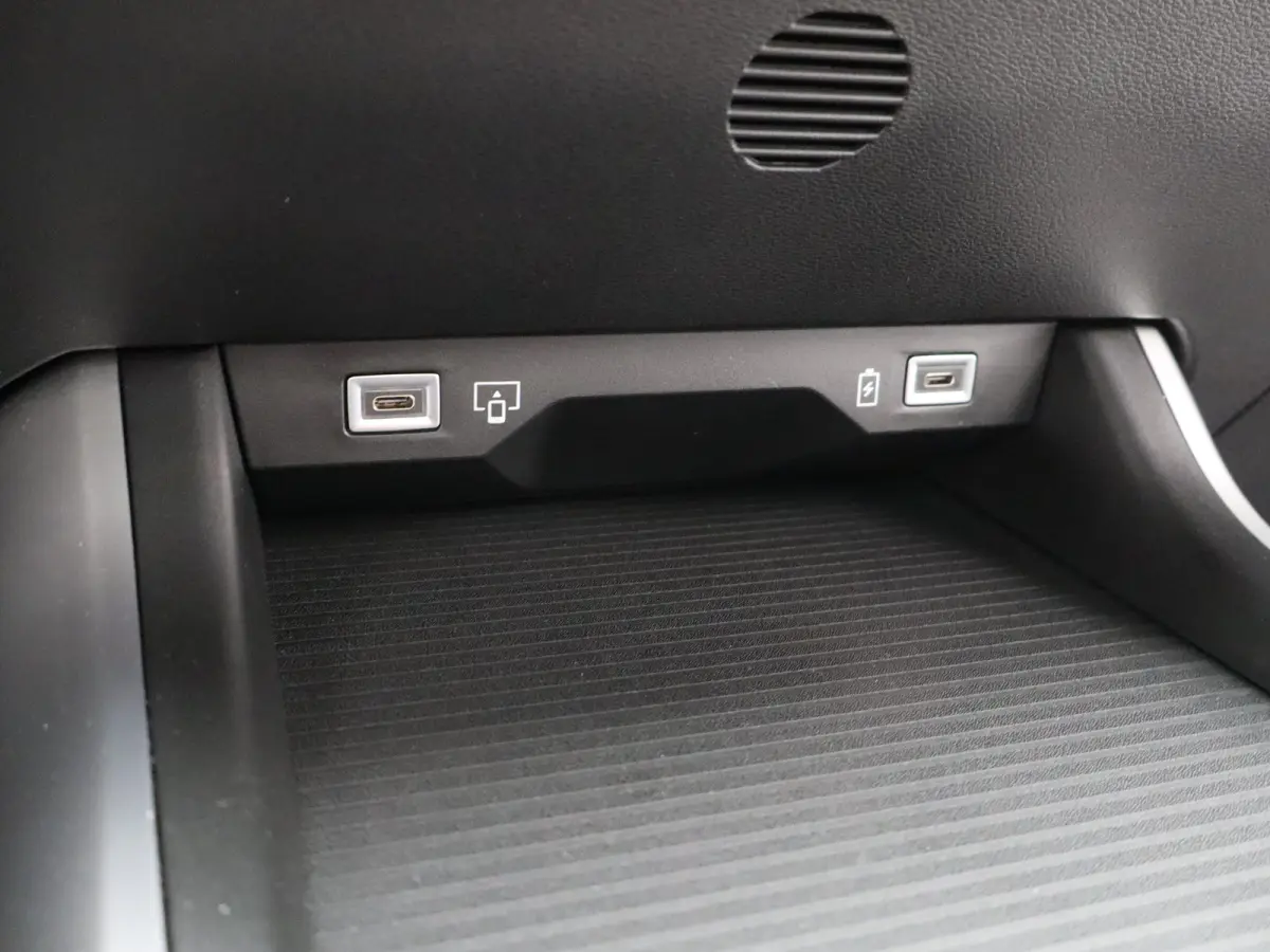 1.2 e-Hybrid First Edition 8 Jaar Garantie | Panoramadak | Elektrisch Verstelbare stoelen | Stoelverwarming en Verkoeling | Stuurwielverwarming | Adaptieve Cruise Control | Drive Assist | Pr