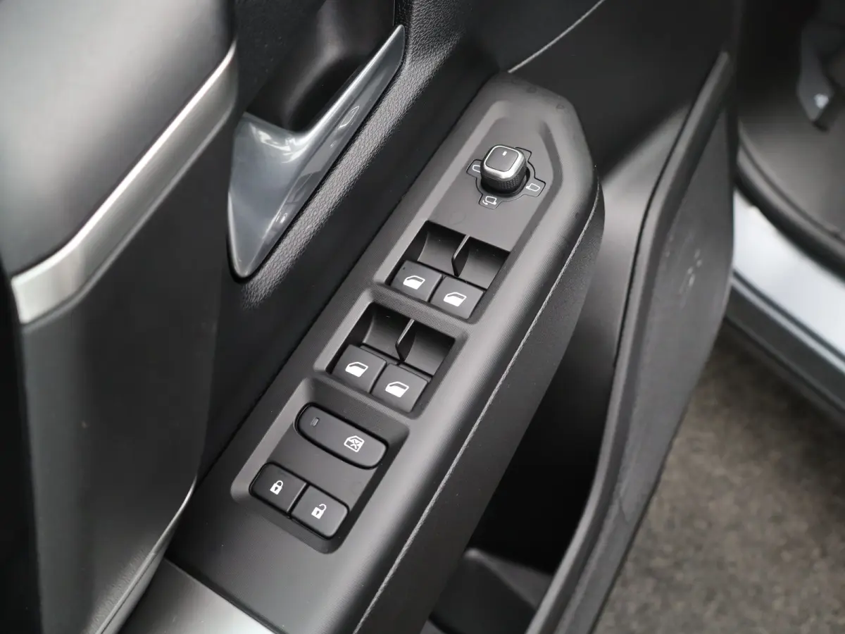 1.2 e-Hybrid First Edition 8 Jaar Garantie | Panoramadak | Elektrisch Verstelbare stoelen | Stoelverwarming en Verkoeling | Stuurwielverwarming | Adaptieve Cruise Control | Drive Assist | Pr