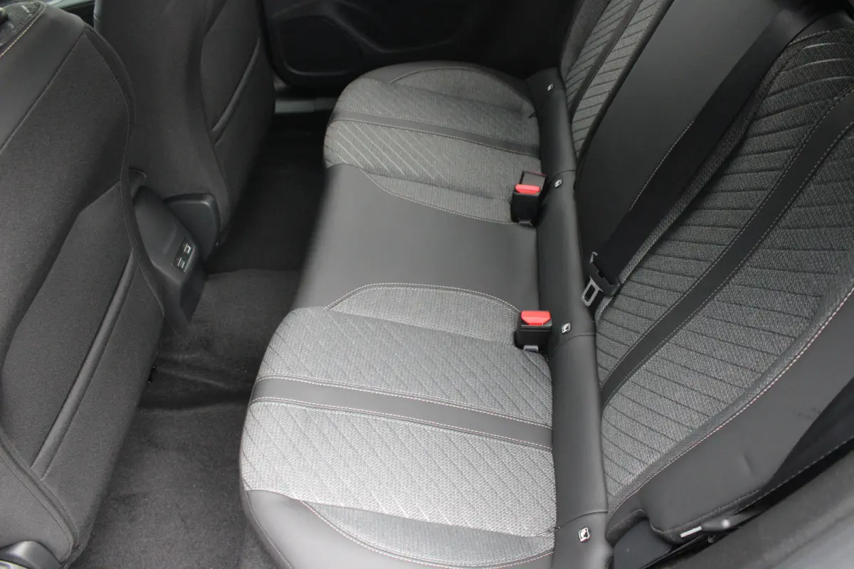 Allure | Active Safety Brake met camera en radar (automatisch noodremsysteem) met Distance Alert (waarschuwing dreigende aanrijding) | Advanced Active Safety Brake met camera en radar | Clim