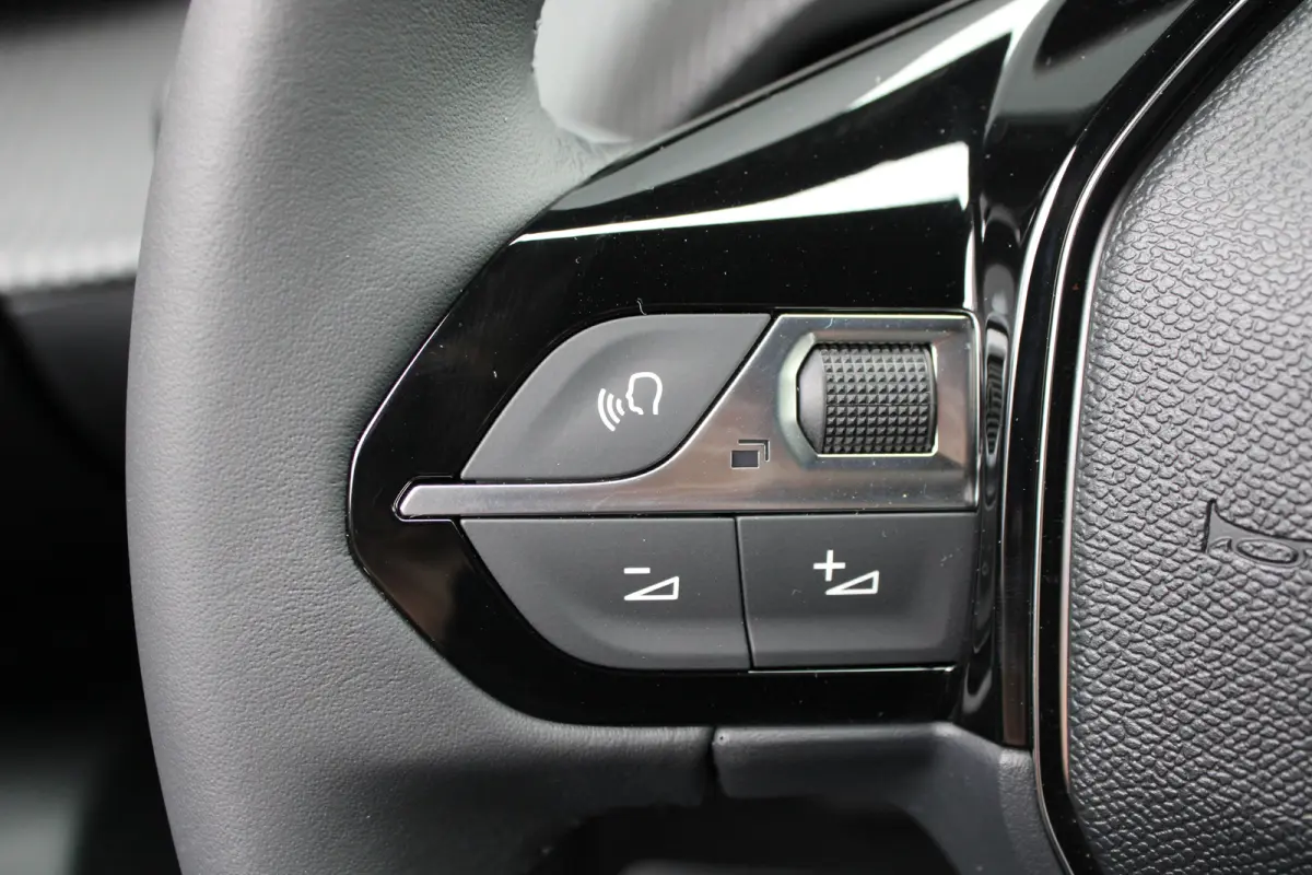 Allure | Active Safety Brake met camera en radar (automatisch noodremsysteem) met Distance Alert (waarschuwing dreigende aanrijding) | Advanced Active Safety Brake met camera en radar | Clim