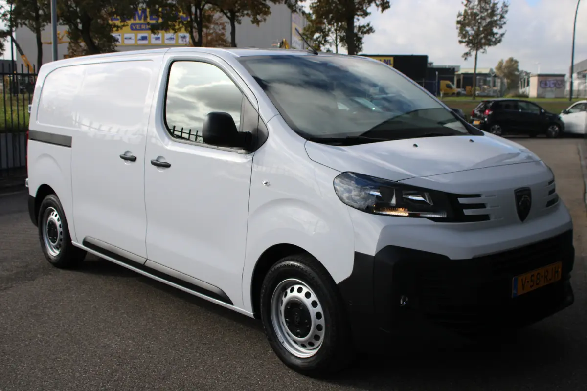 Standaard - Elektrisch | 16" stalen velgen | Elektrisch bedienbare en verwarmbare buitenspiegels | Elektrische parkeerrem