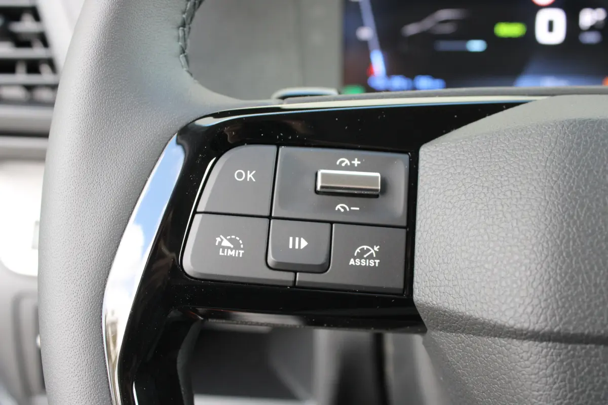 Standaard - Elektrisch | 16" stalen velgen | Elektrisch bedienbare en verwarmbare buitenspiegels | Elektrische parkeerrem