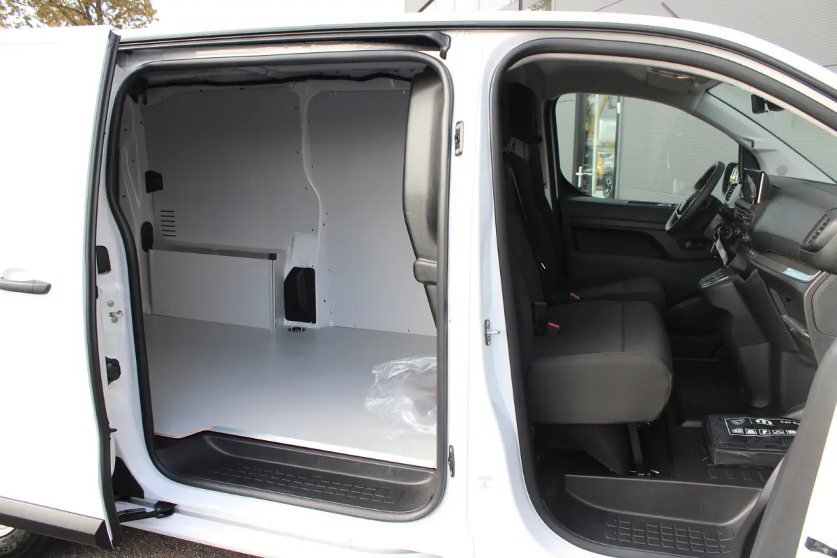 Standaard - Elektrisch | 16" stalen velgen | Elektrisch bedienbare en verwarmbare buitenspiegels | Elektrische parkeerrem