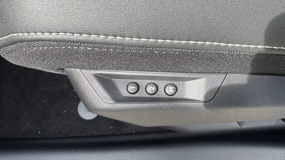 GT Exclusive | Adaptieve cruise control met Stop&Go functie | Elektrische parkeerrem | Extra getinte achterste zijruiten en achterruit