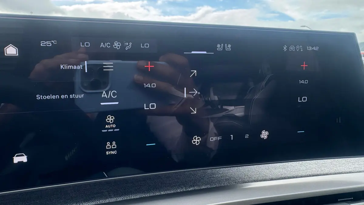 GT Exclusive | Adaptieve cruise control met Stop&Go functie | Elektrische parkeerrem | Extra getinte achterste zijruiten en achterruit