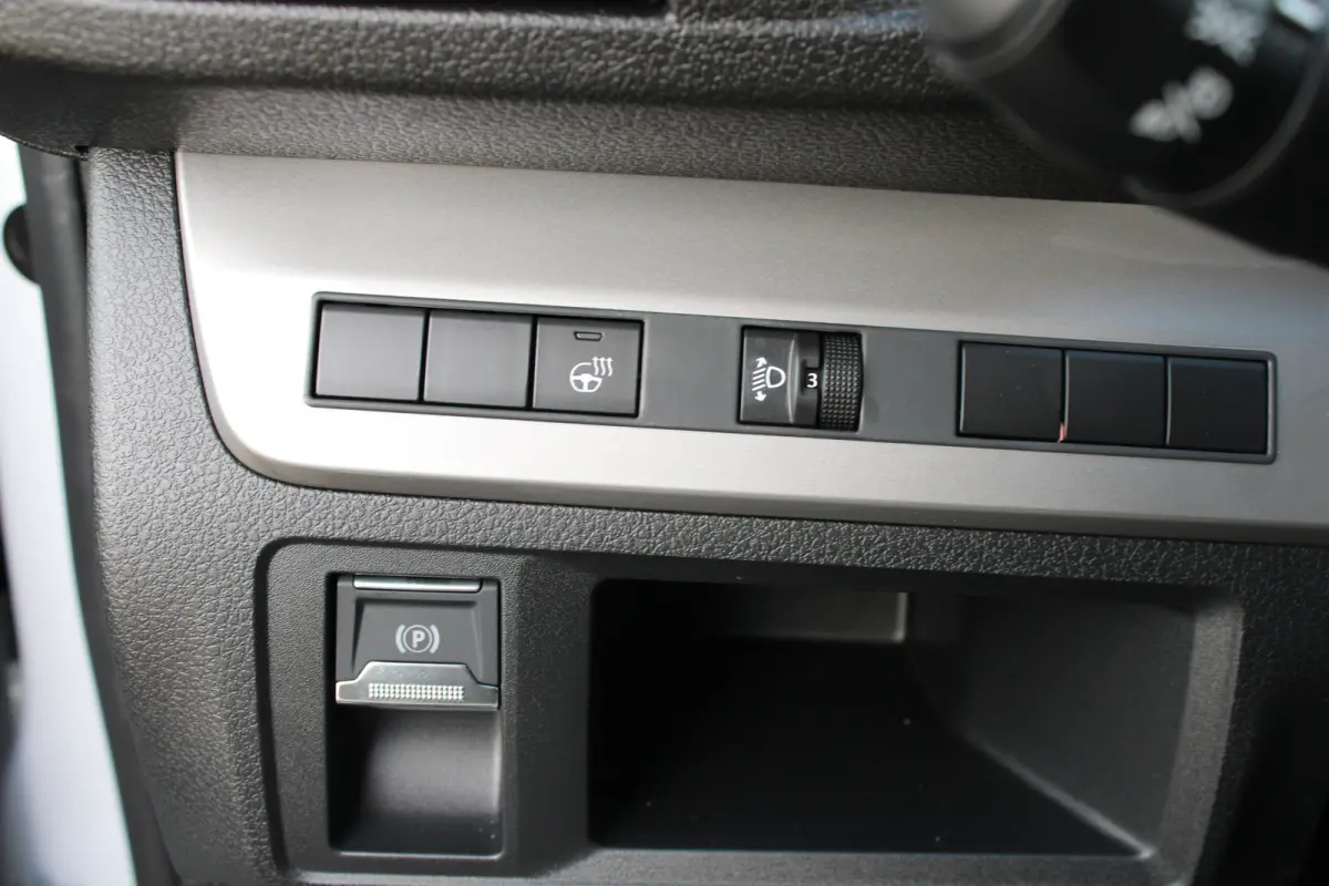 Standaard - Elektrisch | 16" stalen velgen | Elektrisch bedienbare en verwarmbare buitenspiegels | Elektrische parkeerrem