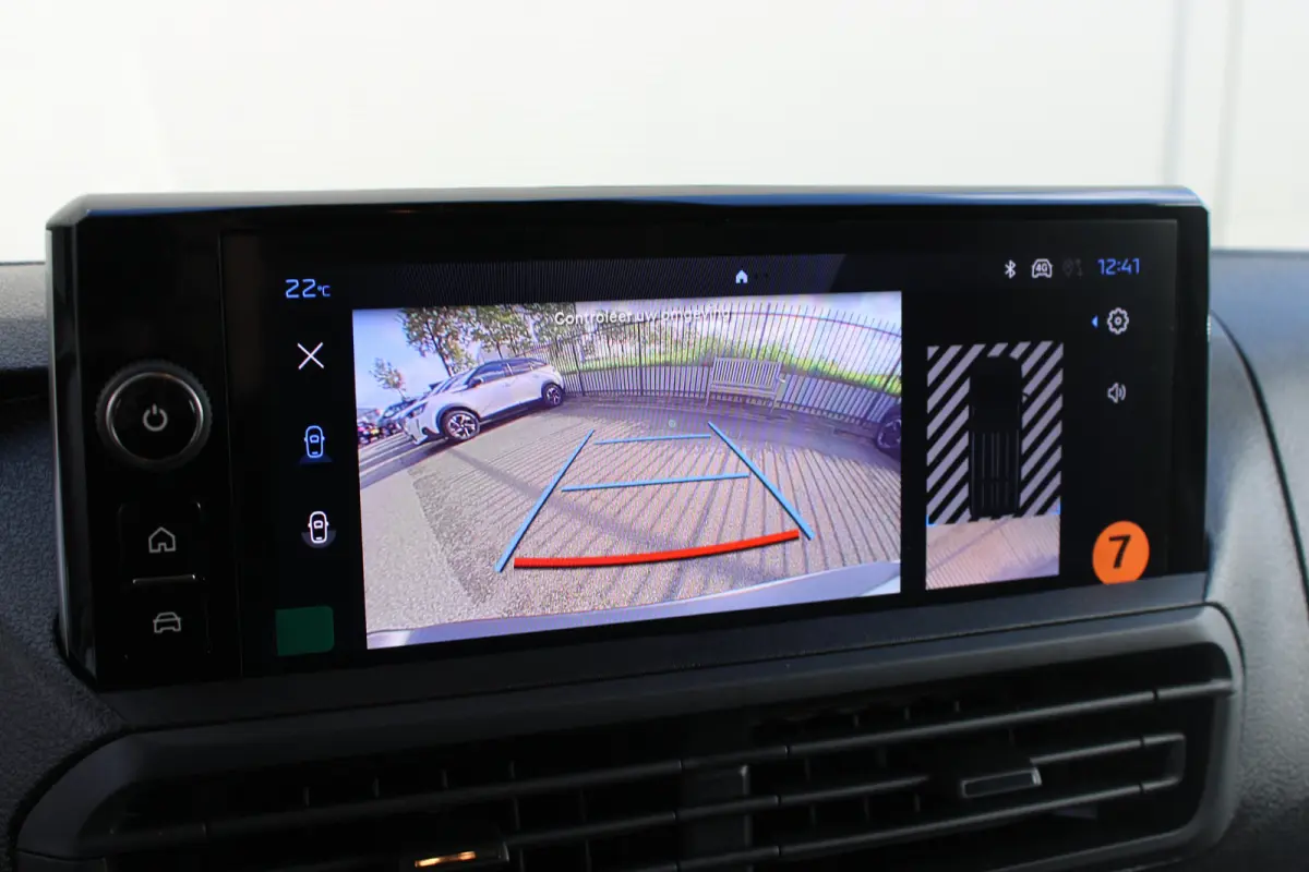 Standaard - Elektrisch | 16" stalen velgen | Elektrisch bedienbare en verwarmbare buitenspiegels | Elektrische parkeerrem