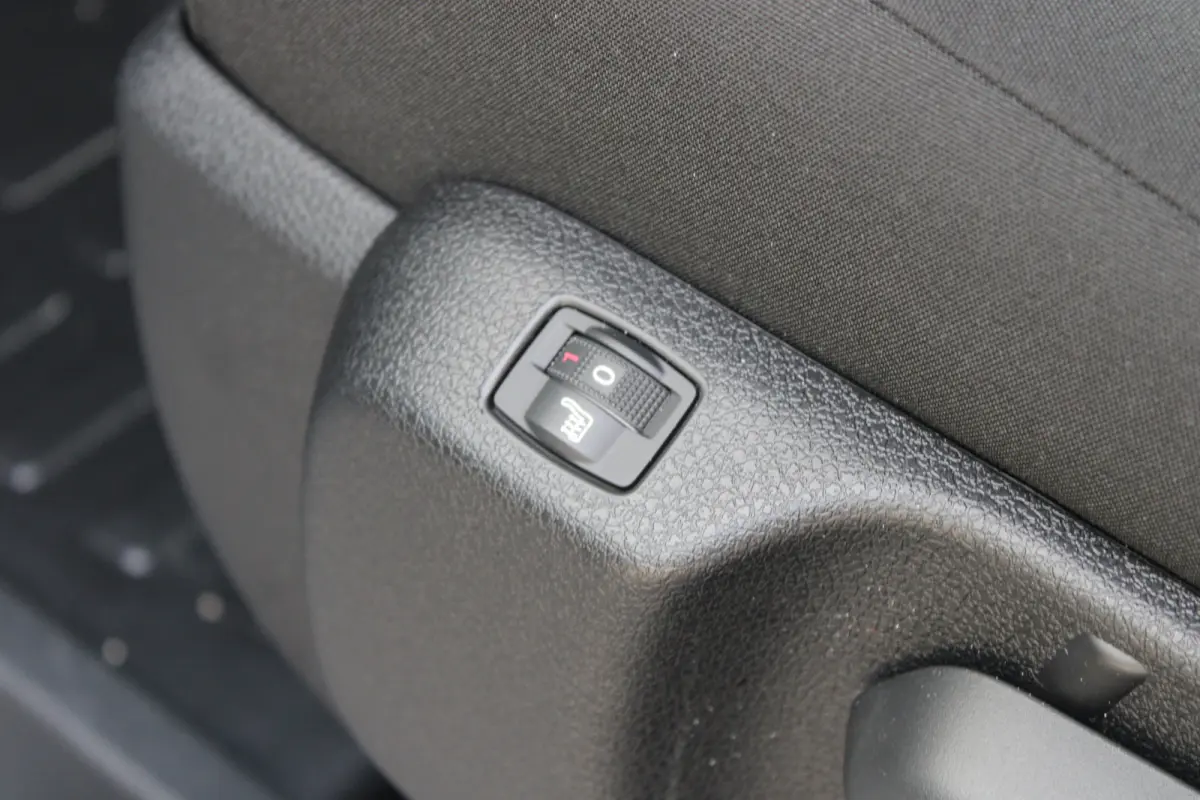 Standaard - Elektrisch | 16" stalen velgen | Elektrisch bedienbare en verwarmbare buitenspiegels | Elektrische parkeerrem