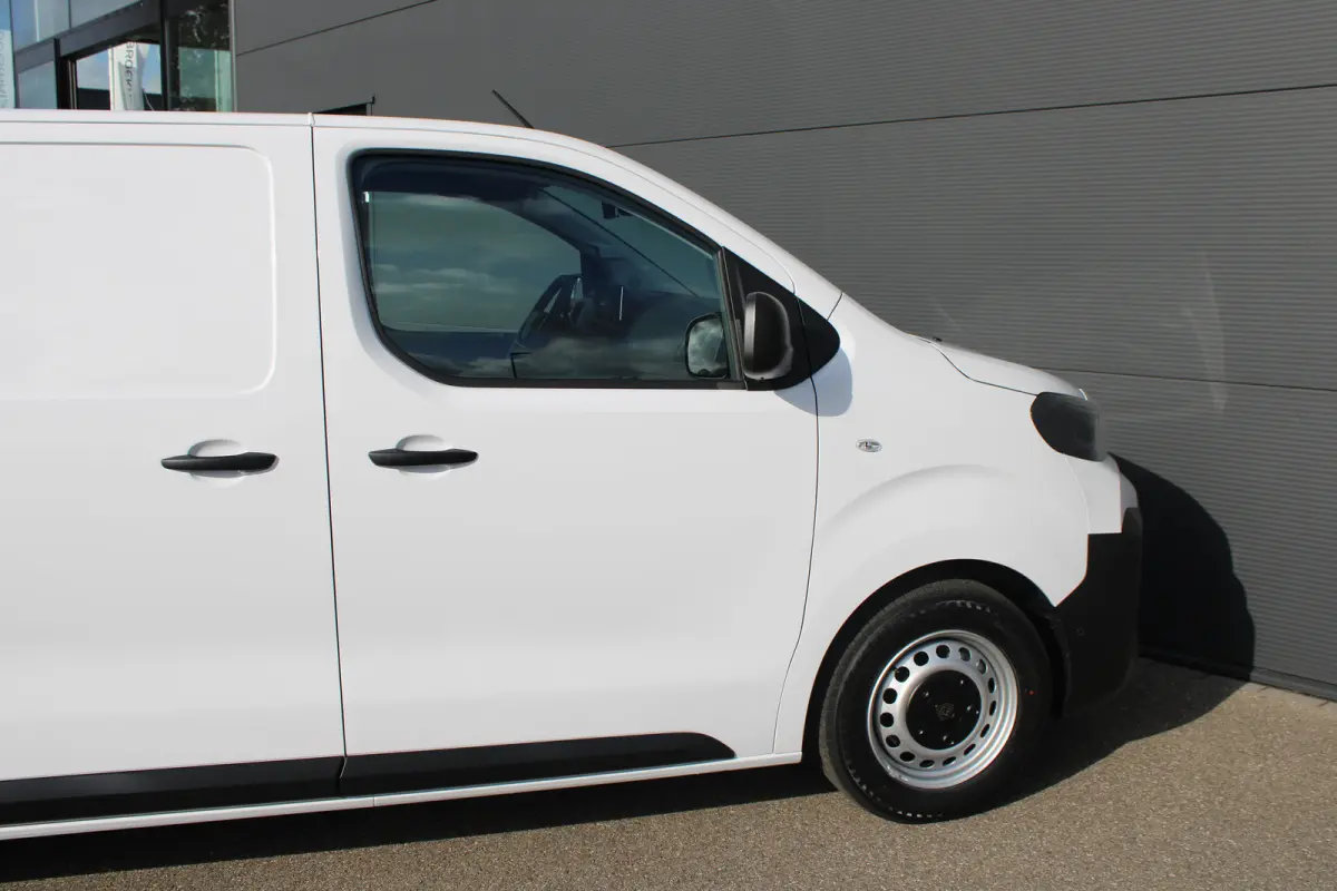 Standaard - Elektrisch | 16" stalen velgen | Elektrisch bedienbare en verwarmbare buitenspiegels | Elektrische parkeerrem
