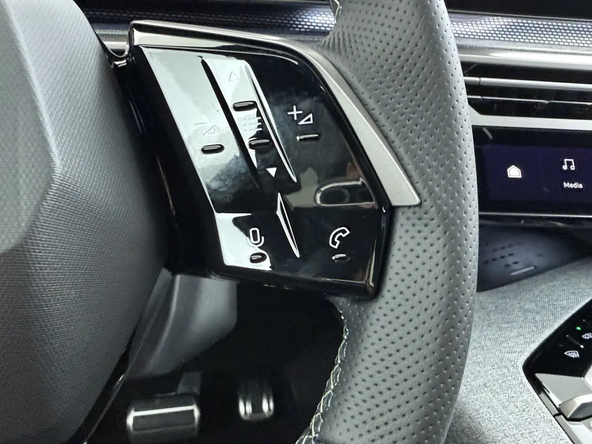GT Exclusive | Adaptieve cruise control met Stop&Go functie | Elektrische parkeerrem | Extra getinte achterste zijruiten en achterruit