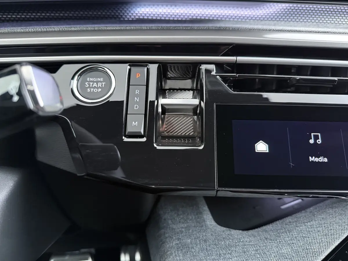 GT Exclusive | Adaptieve cruise control met Stop&Go functie | Elektrische parkeerrem | Extra getinte achterste zijruiten en achterruit