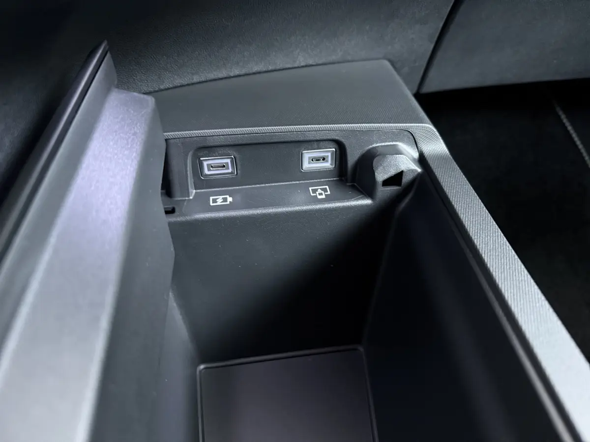 GT Exclusive | Adaptieve cruise control met Stop&Go functie | Elektrische parkeerrem | Extra getinte achterste zijruiten en achterruit