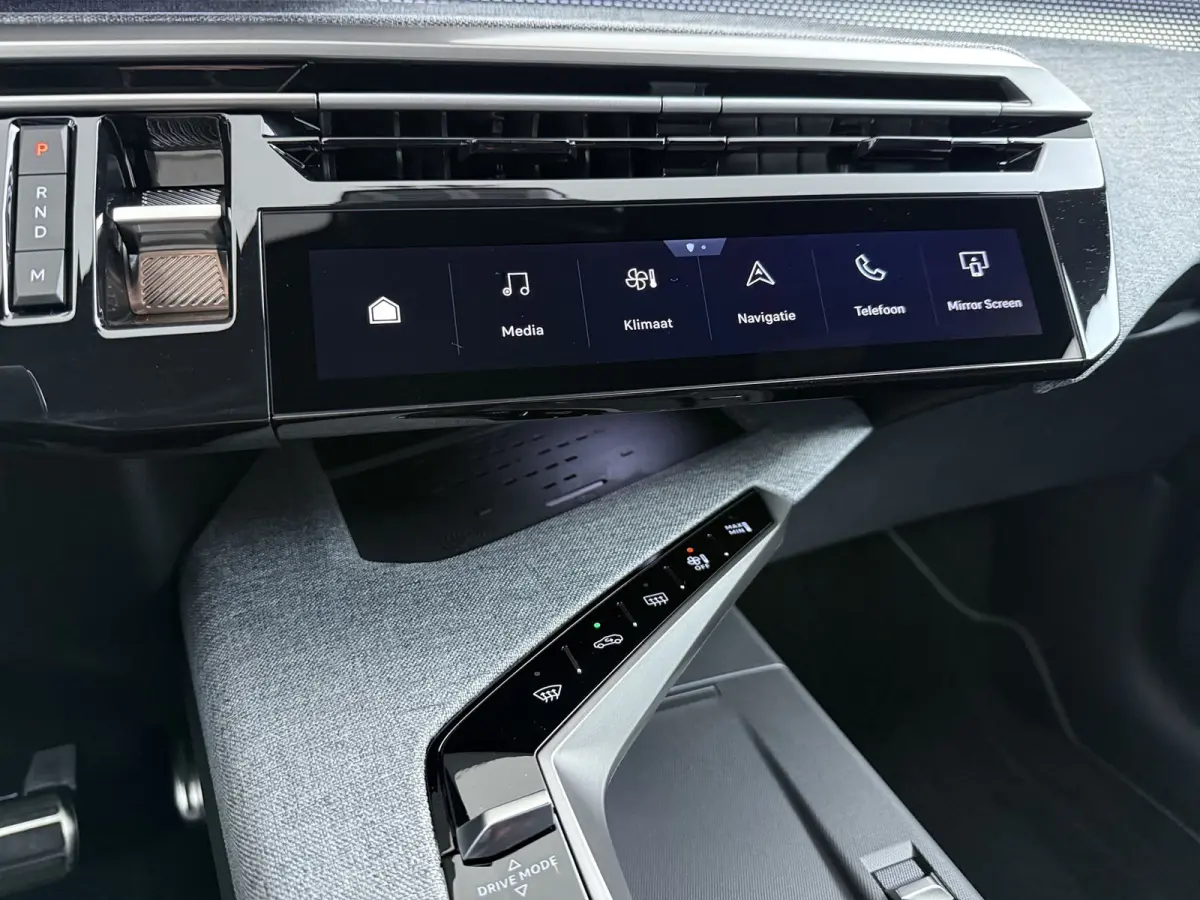 GT Exclusive | Adaptieve cruise control met Stop&Go functie | Elektrische parkeerrem | Extra getinte achterste zijruiten en achterruit