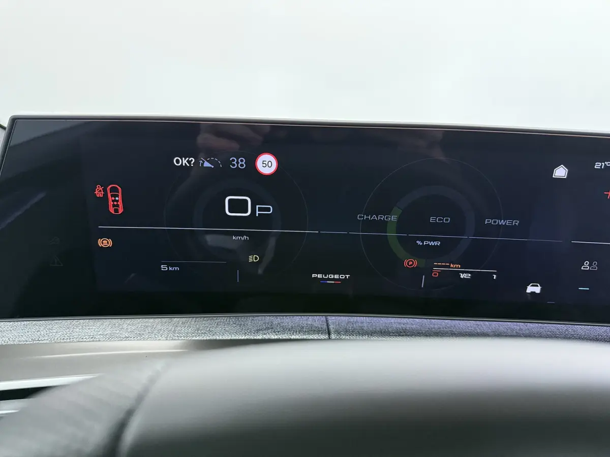 GT Exclusive | Adaptieve cruise control met Stop&Go functie | Elektrische parkeerrem | Extra getinte achterste zijruiten en achterruit