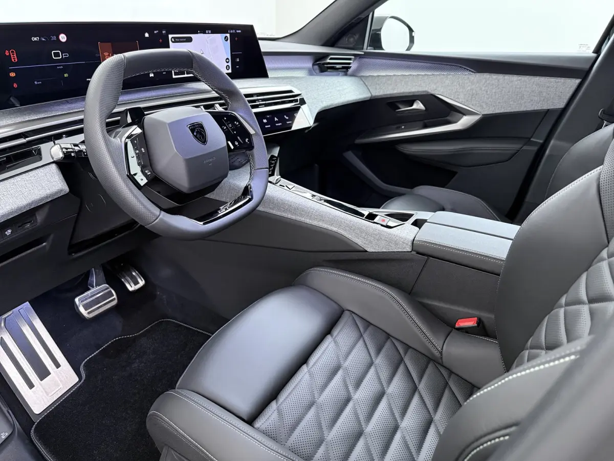 GT Exclusive | Adaptieve cruise control met Stop&Go functie | Elektrische parkeerrem | Extra getinte achterste zijruiten en achterruit