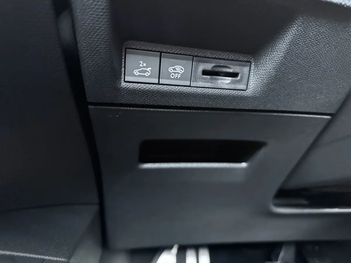 GT Exclusive | Adaptieve cruise control met Stop&Go functie | Elektrische parkeerrem | Extra getinte achterste zijruiten en achterruit