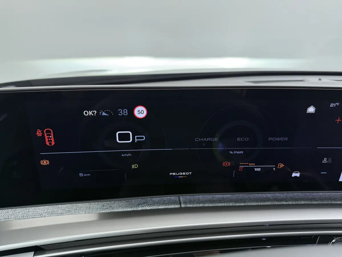 GT Exclusive | Adaptieve cruise control met Stop&Go functie | Elektrische parkeerrem | Extra getinte achterste zijruiten en achterruit