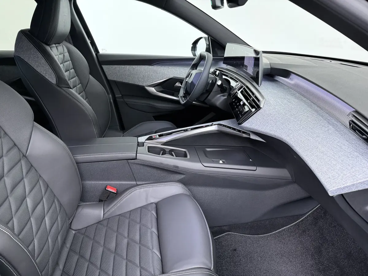 GT Exclusive | Adaptieve cruise control met Stop&Go functie | Elektrische parkeerrem | Extra getinte achterste zijruiten en achterruit