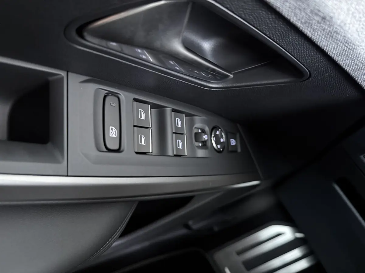 GT Exclusive | Adaptieve cruise control met Stop&Go functie | Elektrische parkeerrem | Extra getinte achterste zijruiten en achterruit