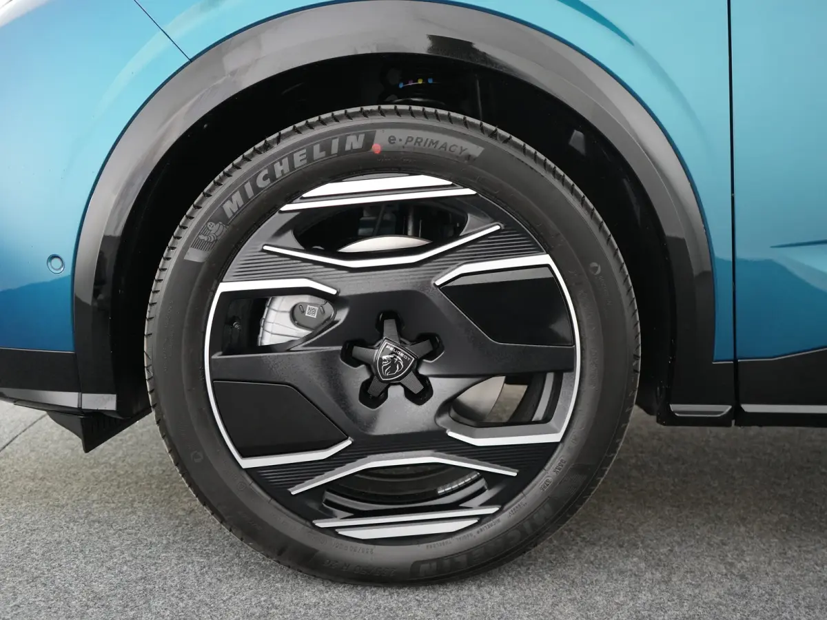 GT Exclusive | Elektrische parkeerrem | Extra getinte achterste zijruiten en achterruit