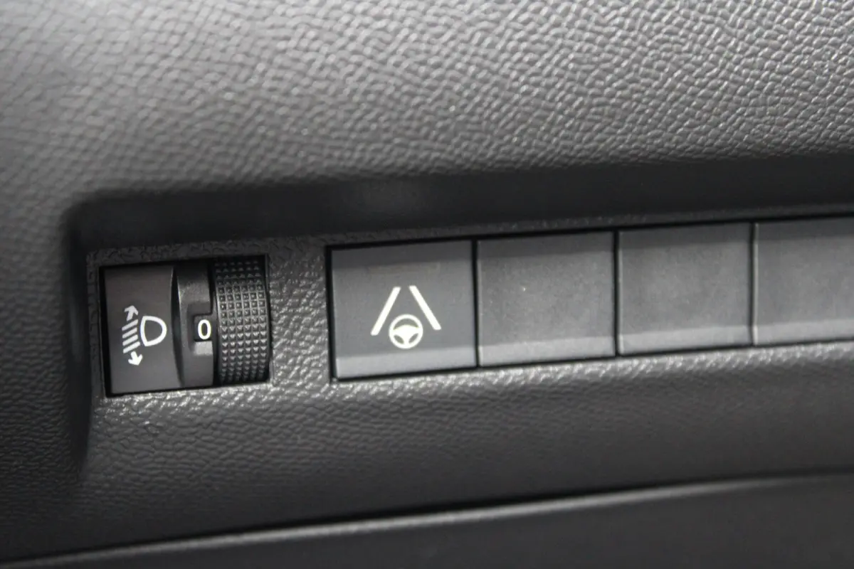 Envy | Active Safety Brake met camera en radar (automatisch noodremsysteem) met Distance Alert (waarschuwing dreigende aanrijding) | Advanced Active Safety Brake met camera en radar | Climat