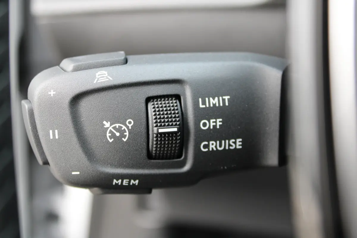 Envy | Active Safety Brake met camera en radar (automatisch noodremsysteem) met Distance Alert (waarschuwing dreigende aanrijding) | Advanced Active Safety Brake met camera en radar | Climat