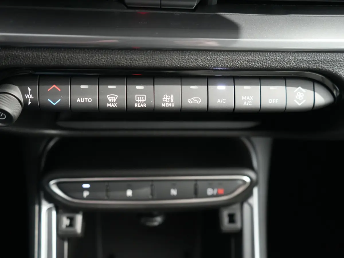La Prima | 10,25" touchscreen radio met Bluetooth, DAB & USB | 18" lichtmetalen velgen Diamont Cut | Adaptieve cruise control met Intelligent Speed Assist