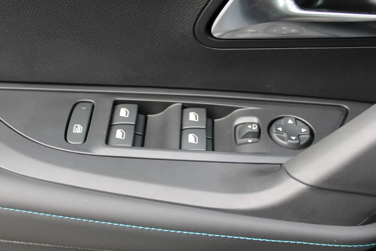 Envy | Active Safety Brake met camera en radar (automatisch noodremsysteem) met Distance Alert (waarschuwing dreigende aanrijding) | Advanced Active Safety Brake met camera en radar | Climat