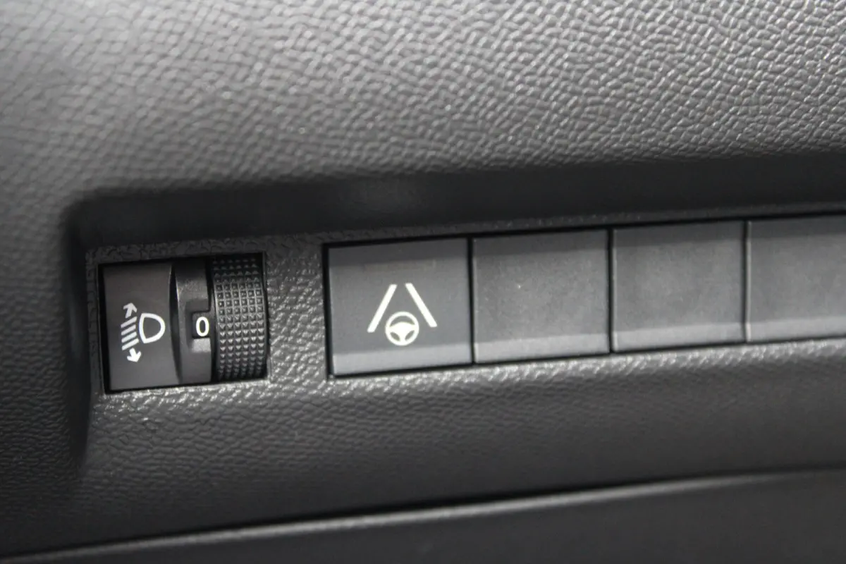 Envy | Active Safety Brake met camera en radar (automatisch noodremsysteem) met Distance Alert (waarschuwing dreigende aanrijding) | Advanced Active Safety Brake met camera en radar | Climat