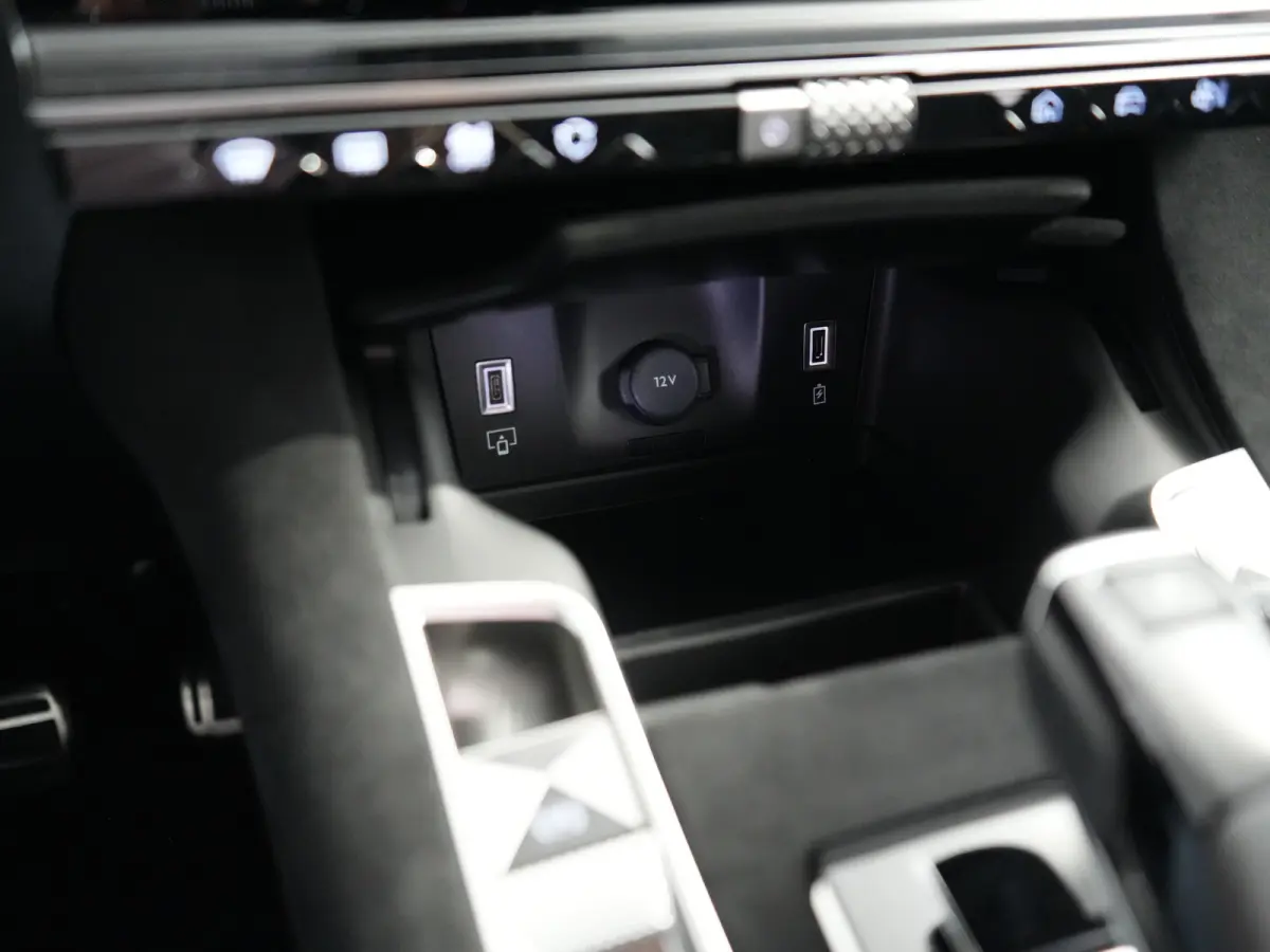Ligne Business | 10" capacitive touchscreen (personaliseerbaar) | DS IRIS System | Mirror Screen (Apple Carplay, Android Auto)
