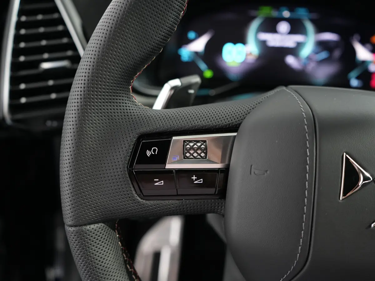 Ligne Business | 10" capacitive touchscreen (personaliseerbaar) | DS IRIS System | Mirror Screen (Apple Carplay, Android Auto)
