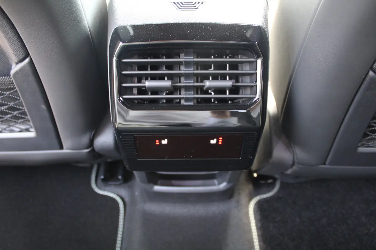 GT | Adaptieve cruise control met Stop&Go functie | Elektrische parkeerrem | Extra getinte achterste zijruiten en achterruit